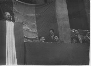 Forlì, Piazza XX Settembre, febbraio 1955, Leo Matteucci alla manifestazione per la giusta causa, relatore Ilio Bosi.