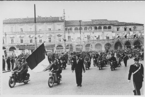Forlì, Piazza Saffi, Leo Matteucci al corteo del 1 maggio 1956